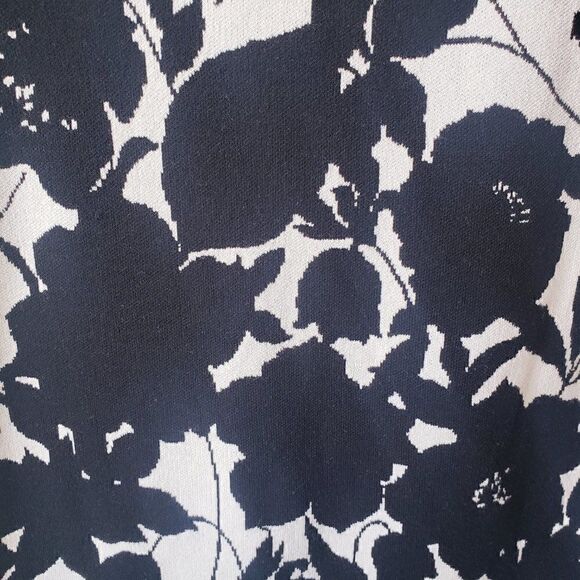 Ann Taylor Petite S Black White Floral Stretch Knit Cold Shoulder Flutter Sleeve - Picture 3 of 8